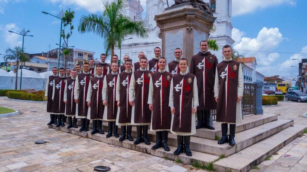Cómo se visten los Heraldos del Evangelio