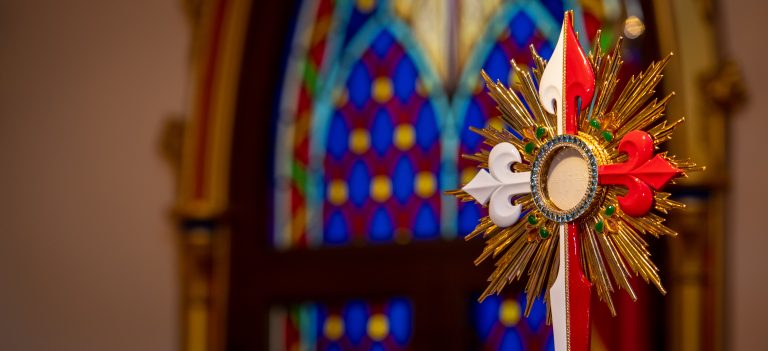 Adoración del Santísimo Sacramento en una de las capillas de los Heraldos del Evangelio en España