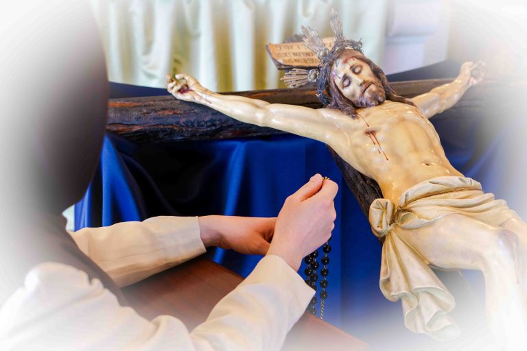 Heraldo del Evangelio rezando ante de un crucifijo