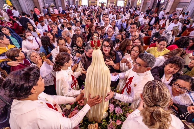 Misa de consagracion a la Santísima Virgen, Parroquia Maria Auxiliadora, Alcaldia Miguel Hidalgo, Ciudad de México, CDMX, México, América del Norte