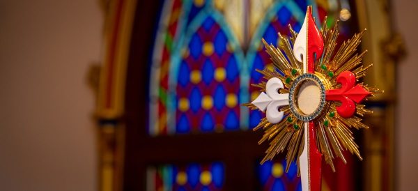 Adoración del Santísimo Sacramento en una de las capillas de los Heraldos del Evangelio en España