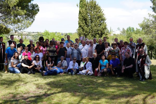 Colaboradores y beneficiarios junto a los Heraldos